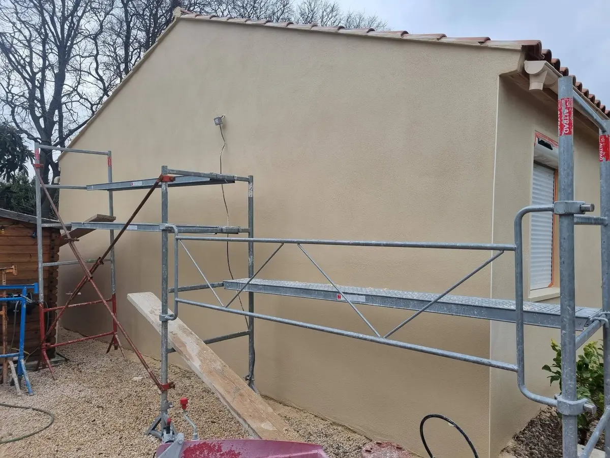 Façade en cours de ravalement, échafaudage monté
