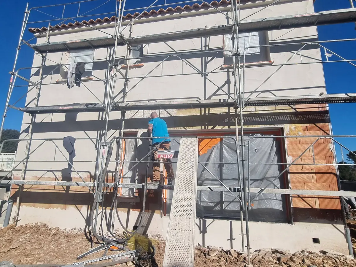 Chantier d'isolation par l'extérieur en cours